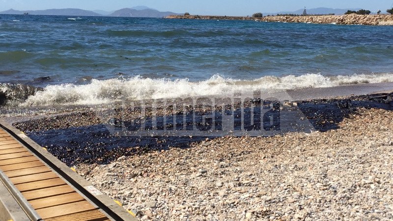 Στη Γλυφάδα έφτασε η πετρελαιοκηλίδα και ο Κουρουμπλής... διέψευδε | iefimerida.gr 0
