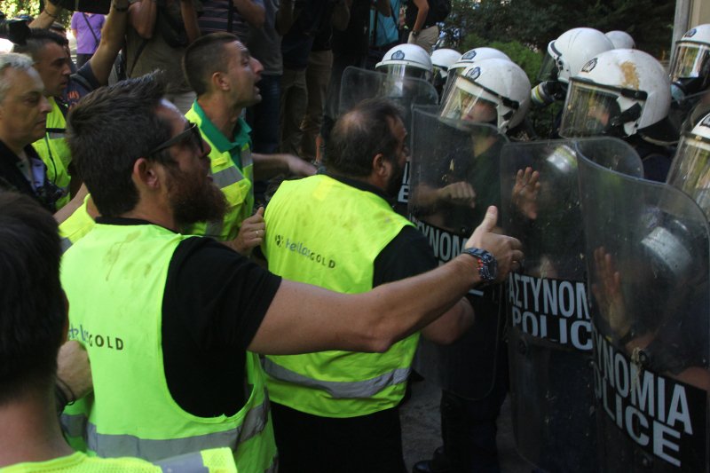 Τα ΜΑΤ έριξαν χημικά στους μεταλλωρύχους -Κατάληψη στο υπ. Περιβάλλοντος | iefimerida.gr 1