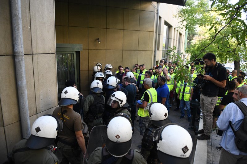 Τα ΜΑΤ έριξαν χημικά στους μεταλλωρύχους -Κατάληψη στο υπ. Περιβάλλοντος | iefimerida.gr 7