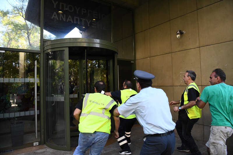 Τα ΜΑΤ έριξαν χημικά στους μεταλλωρύχους -Κατάληψη στο υπ. Περιβάλλοντος | iefimerida.gr 8