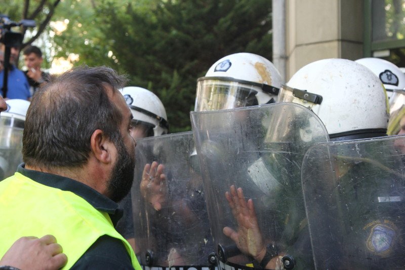 Τα ΜΑΤ έριξαν χημικά στους μεταλλωρύχους -Κατάληψη στο υπ. Περιβάλλοντος | iefimerida.gr 3