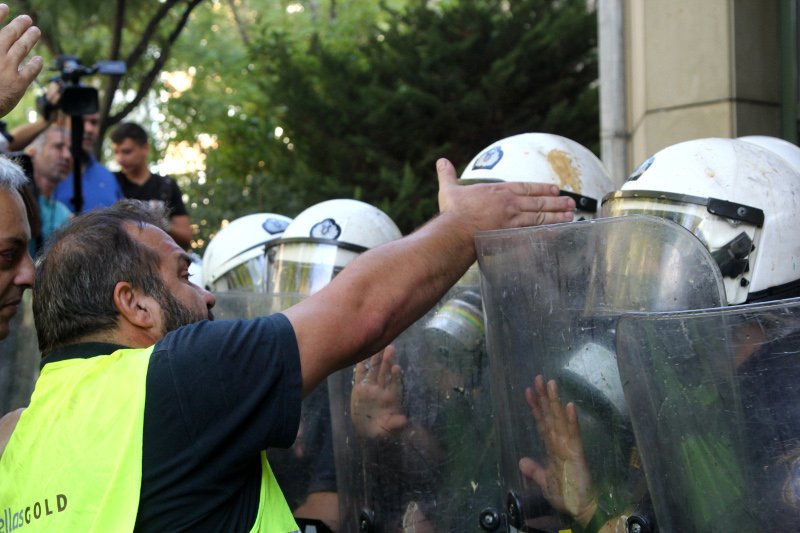 Τα ΜΑΤ έριξαν χημικά στους μεταλλωρύχους -Κατάληψη στο υπ. Περιβάλλοντος | iefimerida.gr 0