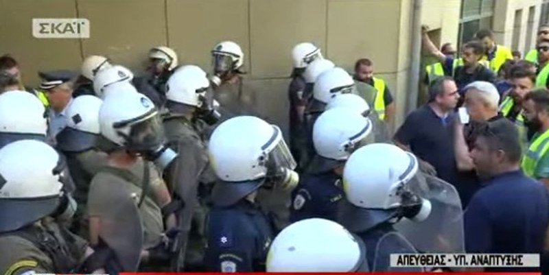 Κατάληψη μεταλλωρύχων στο υπ. Περιβάλλοντος: Δεν φεύγουμε χωρίς τις άδειες | iefimerida.gr 1