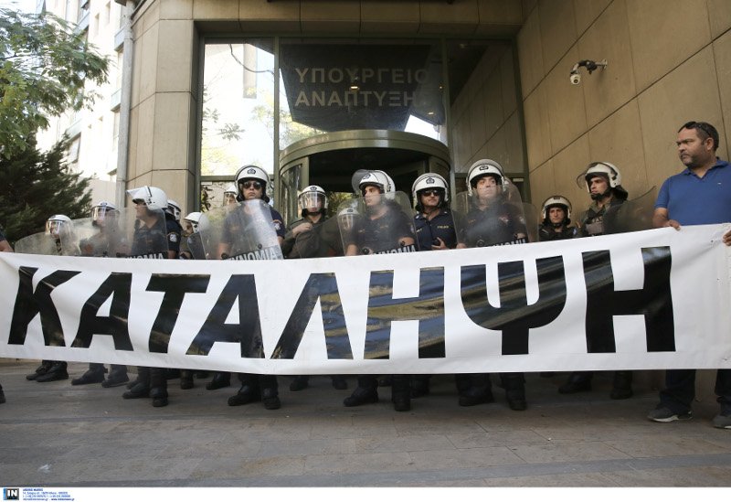 Κατάληψη μεταλλωρύχων στο υπ. Περιβάλλοντος: Δεν φεύγουμε χωρίς τις άδειες | iefimerida.gr 6