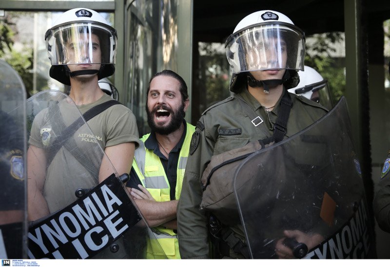 Κατάληψη μεταλλωρύχων στο υπ. Περιβάλλοντος: Δεν φεύγουμε χωρίς τις άδειες | iefimerida.gr 3
