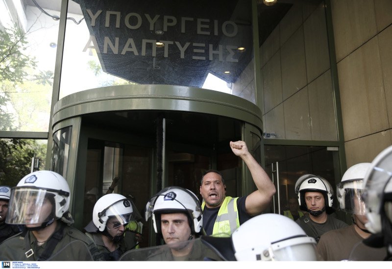Κατάληψη μεταλλωρύχων στο υπ. Περιβάλλοντος: Δεν φεύγουμε χωρίς τις άδειες | iefimerida.gr 4