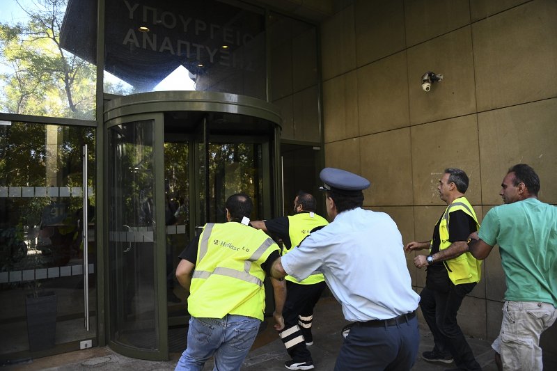 Κατάληψη μεταλλωρύχων στο υπ. Περιβάλλοντος: Δεν φεύγουμε χωρίς τις άδειες | iefimerida.gr 2