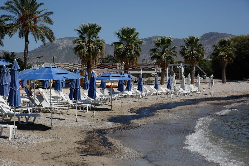 Στη Γλυφάδα έφτασε η πετρελαιοκηλίδα και ο Κουρουμπλής... διέψευδε | iefimerida.gr 2