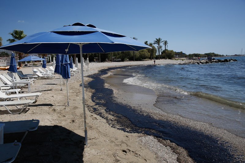 Στη Γλυφάδα έφτασε η πετρελαιοκηλίδα και ο Κουρουμπλής... διέψευδε | iefimerida.gr 3