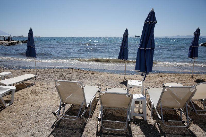 Στη Γλυφάδα έφτασε η πετρελαιοκηλίδα και ο Κουρουμπλής... διέψευδε | iefimerida.gr 5