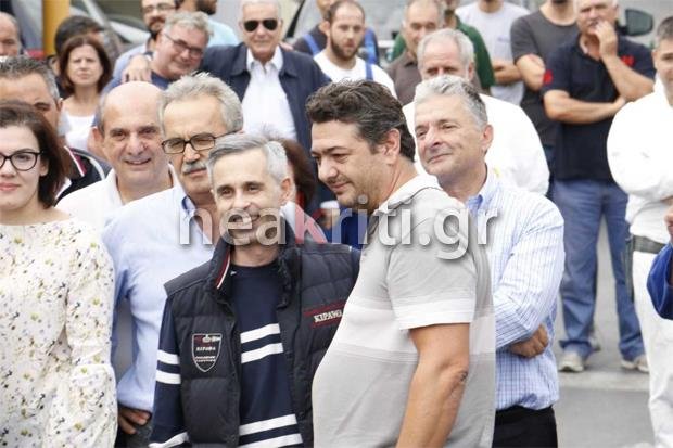 Στο εργοστάσιό του ο Μιχάλης Λεμπιδάκης -Αγνώριστος αλλά χαμογελαστός | iefimerida.gr 14