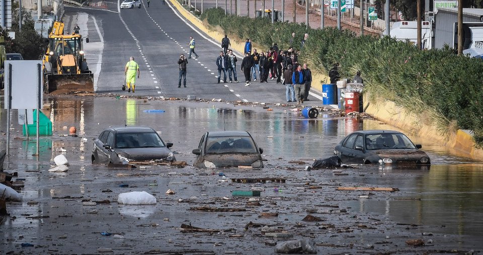 15 οι νεκροί από την κακοκαιρία -Εθνικό πένθος για Μάνδρα & Ν. Πέραμο | iefimerida.gr 29