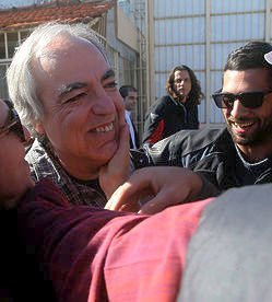 Βγήκε από τη φυλακή ο Δημήτρης Κουφοντίνας: Θα φτιάξω τα μελίσσια μου, θα δω την οικογένειά μου | iefimerida.gr 2