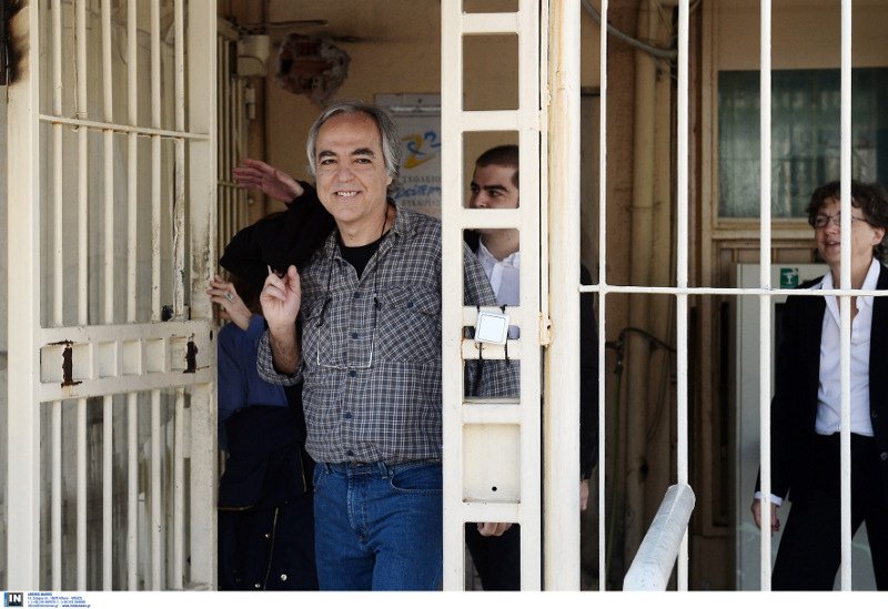 Βγήκε από τη φυλακή ο Δημήτρης Κουφοντίνας: Θα φτιάξω τα μελίσσια μου, θα δω την οικογένειά μου | iefimerida.gr 0