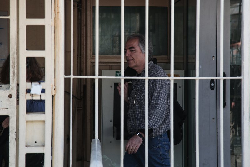 Βγήκε από τη φυλακή ο Δημήτρης Κουφοντίνας: Θα φτιάξω τα μελίσσια μου, θα δω την οικογένειά μου | iefimerida.gr 3