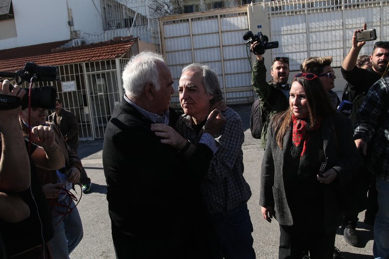 Βγήκε από τη φυλακή ο Δημήτρης Κουφοντίνας: Θα φτιάξω τα μελίσσια μου, θα δω την οικογένειά μου | iefimerida.gr 9