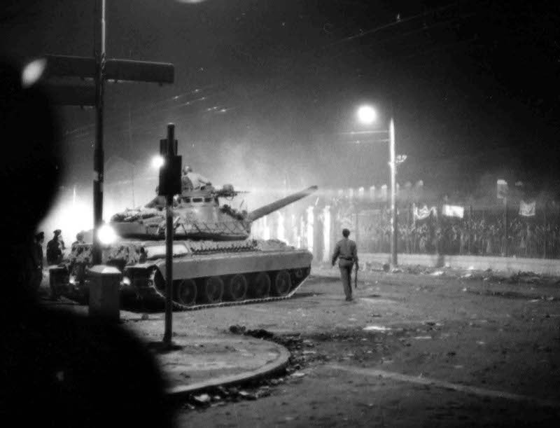 Πολυτεχνείο: Η εξομολόγηση του οδηγού του τανκ -«Ηθελα να τους φάω» | iefimerida.gr 0