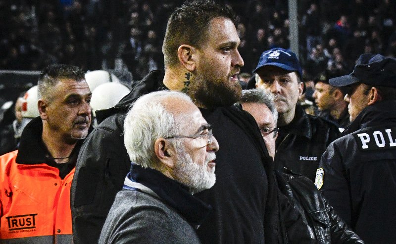 Αναζητείται ο Ιβάν Σαββίδης στο πλαίσιο του αυτοφώρου -Για την εισβολή στον αγωνιστικό χώρο, όχι για το όπλο | iefimerida.gr 2
