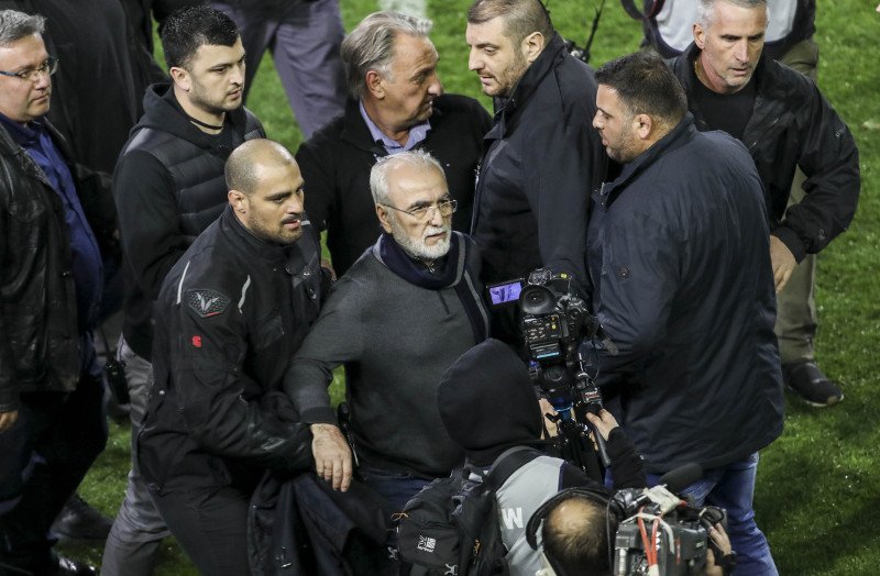 Αναζητείται ο Ιβάν Σαββίδης στο πλαίσιο του αυτοφώρου -Για την εισβολή στον αγωνιστικό χώρο, όχι για το όπλο | iefimerida.gr 1