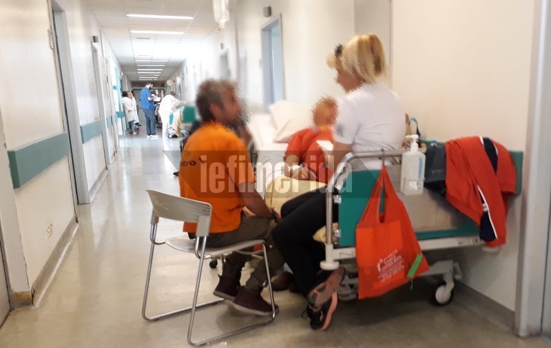 «Αυτοψία» του iefimerida στο Νοσοκομείο «Αττικόν» – Εικόνες ντροπής με δεκάδες ράντζα στους διαδρόμους | iefimerida.gr 1