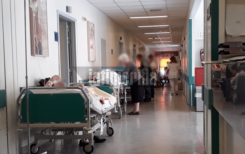 «Αυτοψία» του iefimerida στο Νοσοκομείο «Αττικόν» – Εικόνες ντροπής με δεκάδες ράντζα στους διαδρόμους | iefimerida.gr 6
