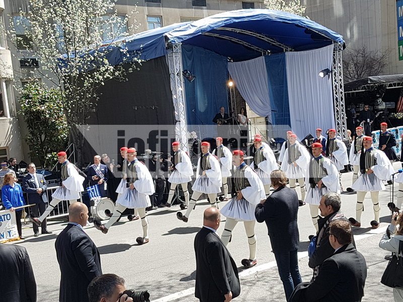 Ομογενείς και Αμερικανοί αποθέωσαν τους Εύζωνες