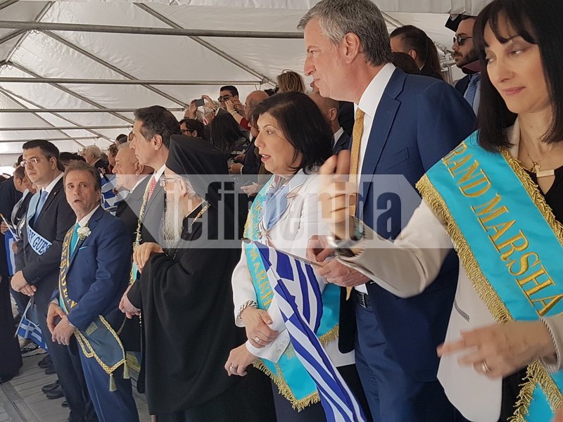 Απόστολος Τζιτζικώστας και Ελενα Κουντορά στην εξέδρα των επισήμων