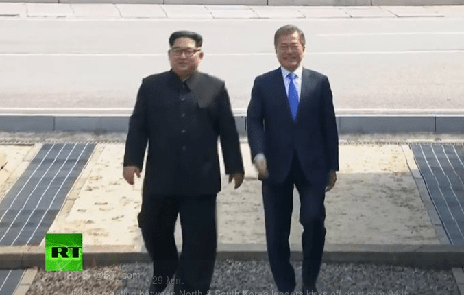 Ιστορική στιγμή: Συναντήθηκαν οι ηγέτες της Βόρειας και της Νότιας Κορέας | iefimerida.gr 2