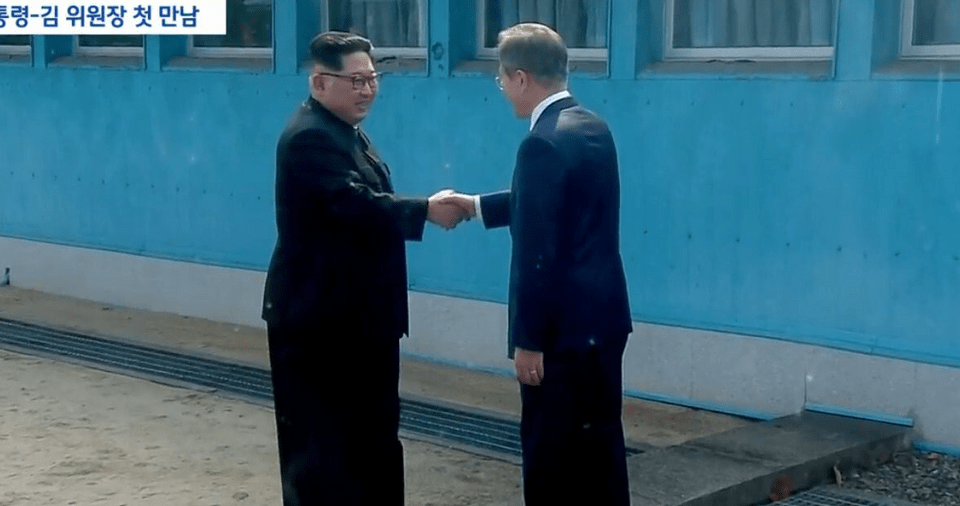 Ιστορική στιγμή: Συναντήθηκαν οι ηγέτες της Βόρειας και της Νότιας Κορέας | iefimerida.gr 1