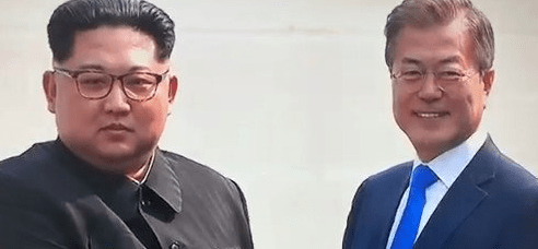 Ιστορική στιγμή: Συναντήθηκαν οι ηγέτες της Βόρειας και της Νότιας Κορέας | iefimerida.gr 0