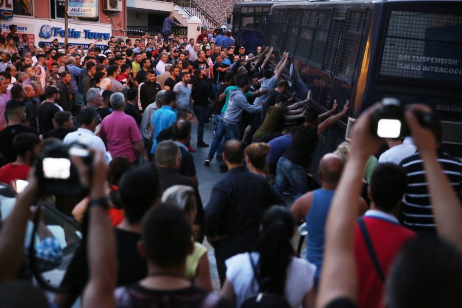 Συγκεντρωμένοι σπρώχνουν τις κλούβες της ΕΛ.ΑΣ.