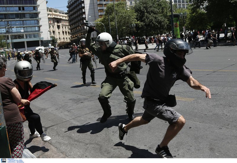 Πετροπόλεμος και χημικά, συγκρούσεις με τα ΜΑΤ στην πορεία | iefimerida.gr 7