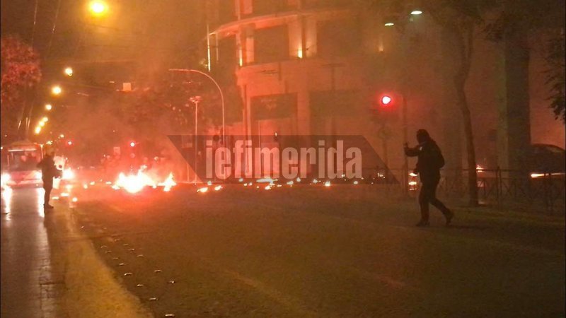 Σοβαρά επεισόδια στα Εξάρχεια -Τραυματίστηκαν αστυνομικοί | iefimerida.gr 0