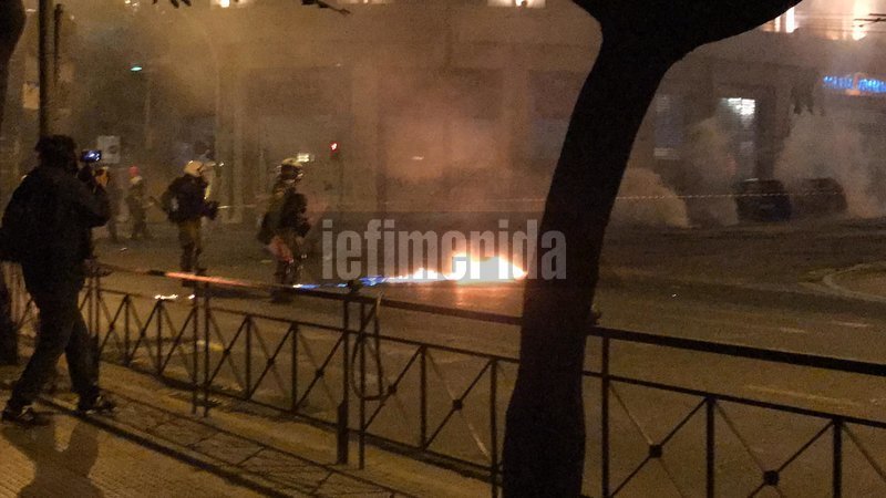 Σοβαρά επεισόδια στα Εξάρχεια -Τραυματίστηκαν αστυνομικοί | iefimerida.gr 5