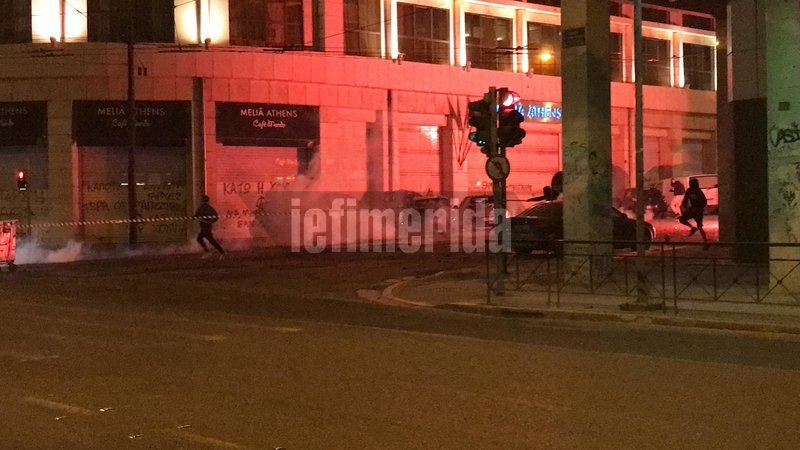 Σοβαρά επεισόδια στα Εξάρχεια -Τραυματίστηκαν αστυνομικοί | iefimerida.gr 4