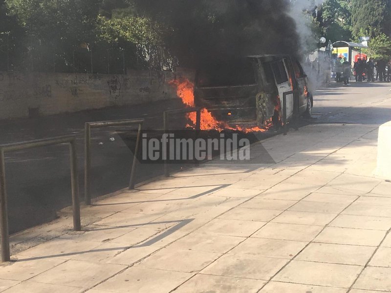 Επεισόδια με οπαδούς ΑΕΚ-ΠΑΟΚ πριν τον τελικό -Μολότοφ,ξύλο,φωτοβολίδες | iefimerida.gr 7