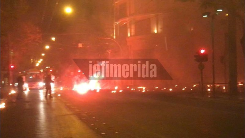 Σοβαρά επεισόδια στα Εξάρχεια -Τραυματίστηκαν αστυνομικοί | iefimerida.gr 1