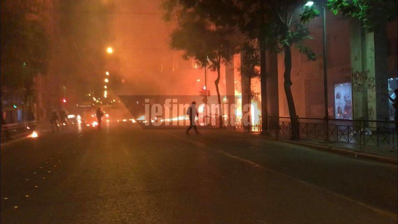 Σοβαρά επεισόδια στα Εξάρχεια -Τραυματίστηκαν αστυνομικοί | iefimerida.gr 2
