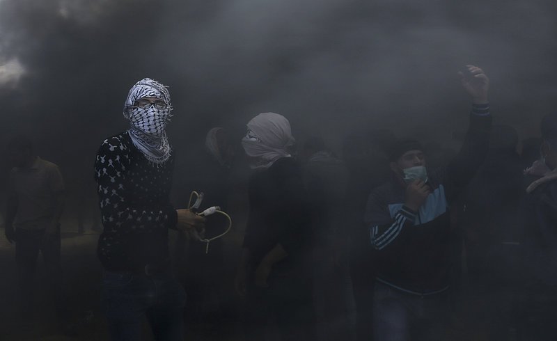 Οι Παλαιστίνιοι κηδεύουν τους 60 νεκρούς τους -Σοκ από τη «σφαγή» στη Γάζα | iefimerida.gr 2