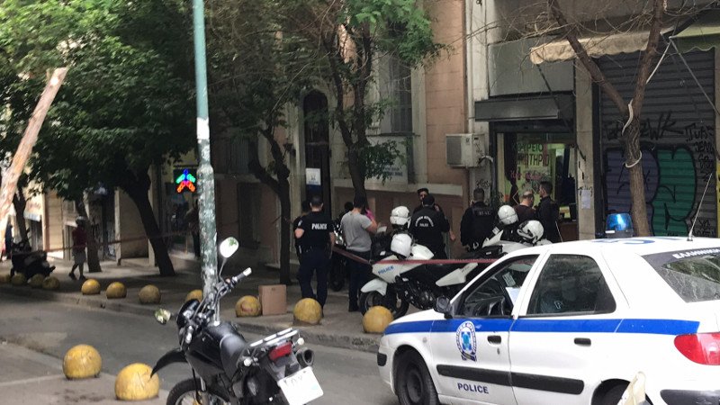 Πυροβόλησαν Αλβανό, σε κομμωτήριο, 5 φορές στα πόδια- Τους κυνήγησε αστυνομικός με όπλο | iefimerida.gr 1