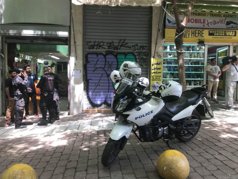 Πυροβόλησαν Αλβανό, σε κομμωτήριο, 5 φορές στα πόδια- Τους κυνήγησε αστυνομικός με όπλο | iefimerida.gr 3