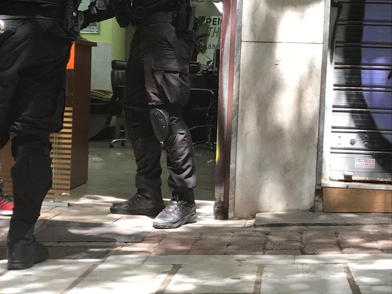 Πυροβόλησαν Αλβανό, σε κομμωτήριο, 5 φορές στα πόδια- Τους κυνήγησε αστυνομικός με όπλο | iefimerida.gr 2