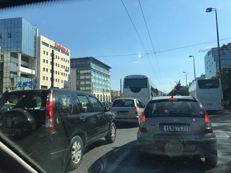Ακινητοποιημένα τα αυτοκίνητα στην λεωφόρο Συγγρού- φωτό iefimerida