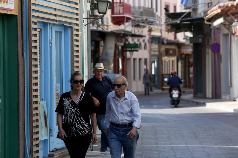 Κλειστά καταστήματα & ερημιά σε Λέσβο, Χίο -Εναντίον Τσίπρα | iefimerida.gr 3