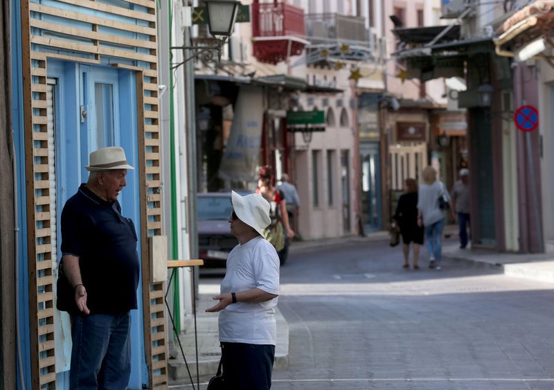 Κλειστά καταστήματα & ερημιά σε Λέσβο, Χίο -Εναντίον Τσίπρα | iefimerida.gr 4