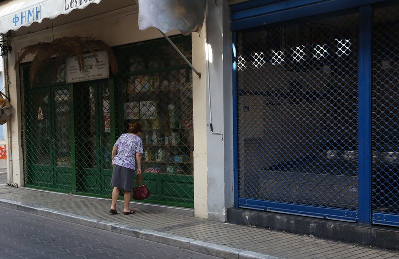 Κλειστά καταστήματα & ερημιά σε Λέσβο, Χίο -Εναντίον Τσίπρα | iefimerida.gr 1