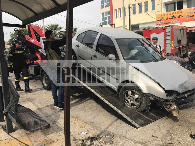 ΙΧ έπεσε σε στάση λεωφορείου στη Μεταμόρφωση - Ενας νεκρός, 3 τραυματίες | iefimerida.gr 0
