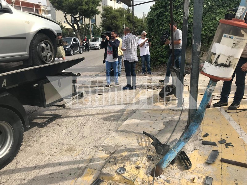 ΙΧ έπεσε σε στάση λεωφορείου στη Μεταμόρφωση - Ενας νεκρός, 3 τραυματίες | iefimerida.gr 7