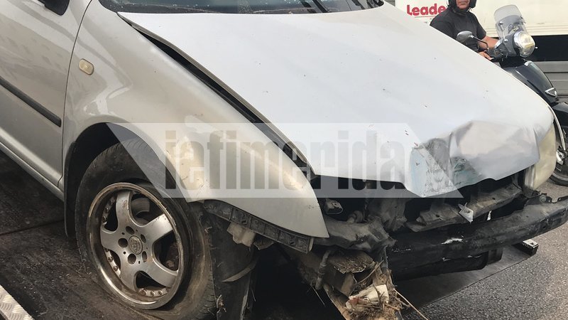 ΙΧ έπεσε σε στάση λεωφορείου στη Μεταμόρφωση - Ενας νεκρός, 3 τραυματίες | iefimerida.gr 4