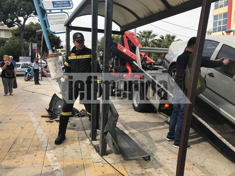 ΙΧ έπεσε σε στάση λεωφορείου στη Μεταμόρφωση - Ενας νεκρός, 3 τραυματίες | iefimerida.gr 1